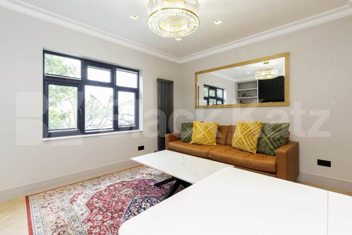 			MINS TO REGENTS PARK & TUBE!, 1 Bedroom, 1 bath, 1 reception Flat			 Parkway, Camden